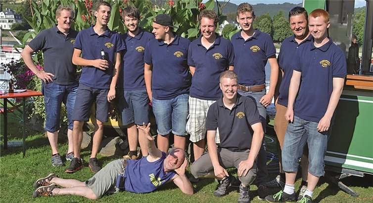 Die Kripper Junggesellen um Präsidenten Marc Boes (kniend) vor dem bunt bepflanzten Kripper Nachen. AB