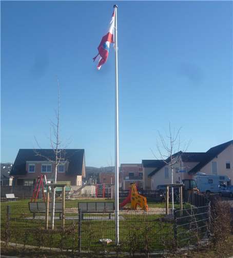 Die Kripper Ortsfahne flattert jetzt auf dem neuen Spielplatz. Foto: Privat