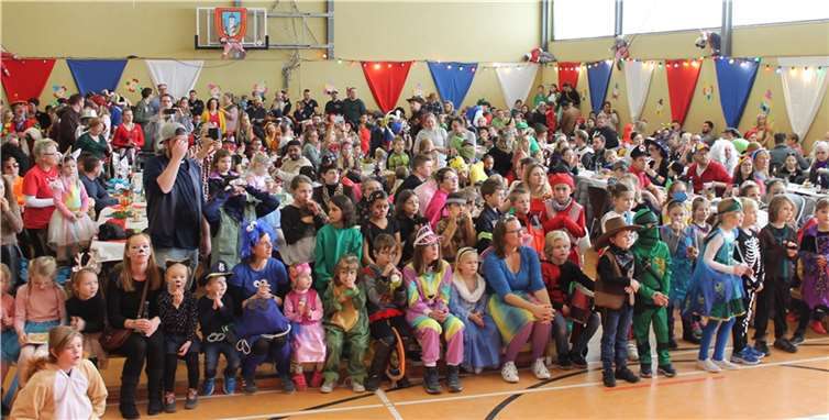 Die Kripper Sporthalle war voll. Fotos: privat