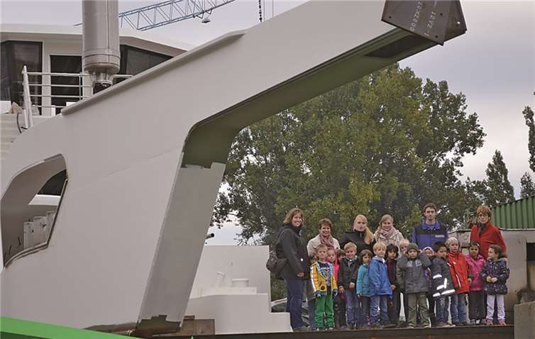 Die Kripper Vorschulkinder staunten nicht schlecht über die Ausmaße der neuen Fähre.AB
