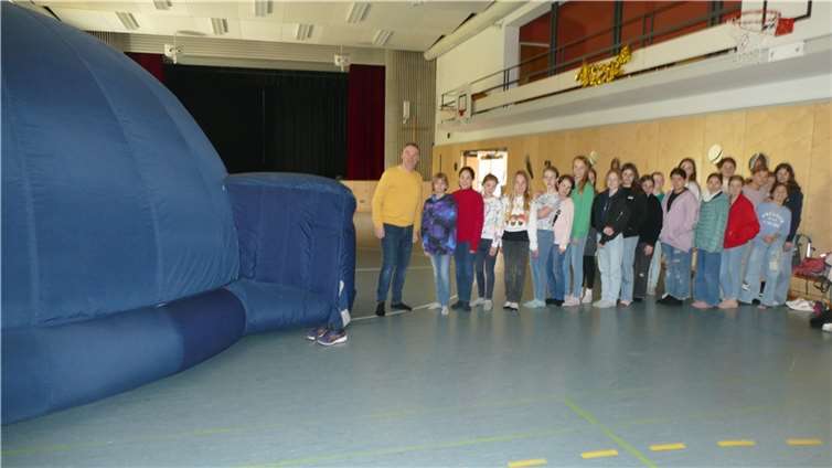 Die Krönung des Vormittags war der spannende Besuch des mobilen Planetariums der Sternwarte Sessenbach.  Fotos: SMS