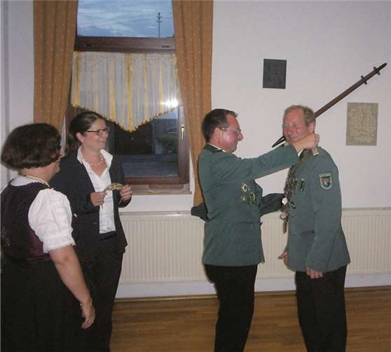 Die Krönung des neuen Schützenkönigs Peter Föhr durch seinen Vorgänger und Brudermeister Jörg Bender.