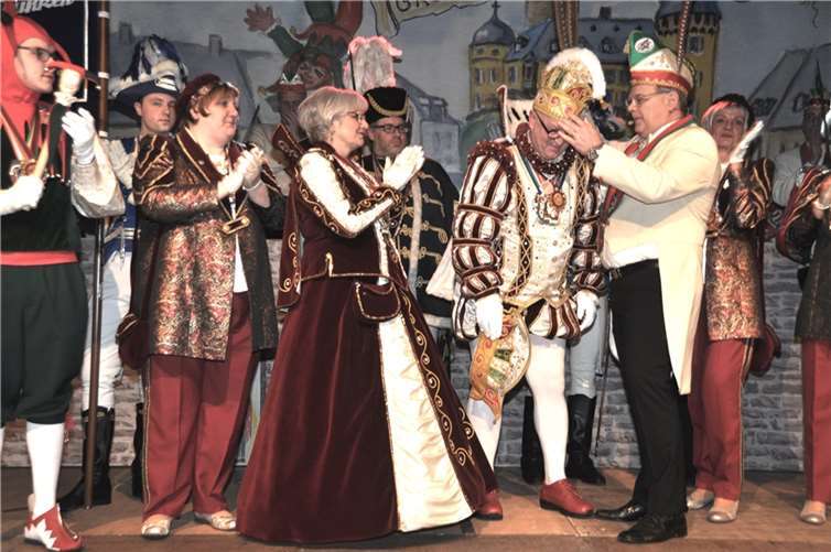 Guido I.und Elisabeth I. sind die neuen Regenten Die Krönung von Prinz Guido durch den Präsidenten Christoph Schwab.