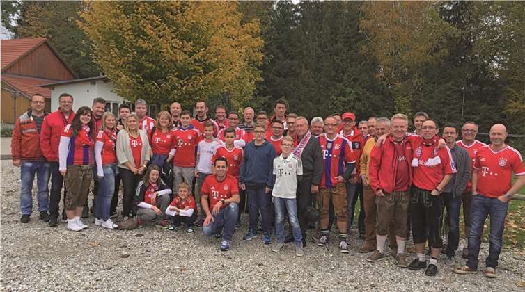 „Die Krokodile Weitersburg“ während ihrer Fahrt zum tausendsten Bundesligasieg des FC Bayern München.privat