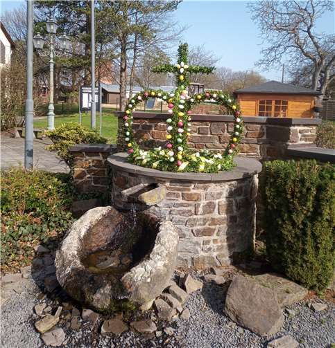 Die Krone aus Buxbaum wurde mit 150 Eiern verziert. Foto: privat