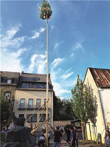 Die Krone des Kirmesbaums ist weit über Bell hinaus zu sehen.