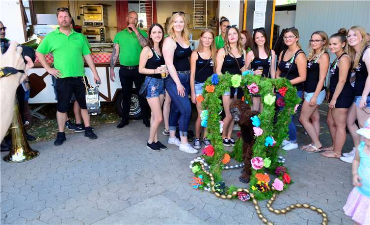 Die Krone für den Kirmesbaum hatten die Niederbieberer Maimädchen gestaltet.