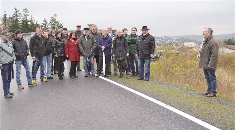 Die Krufter CDU mit interessierten Bürgern am Baugebiet Streitgieren. Dieter Walter