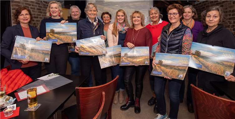 Die KuKiWa stellt zusammen mit den Fotografen den Wachtbergkalender vor.Fotos: CEW