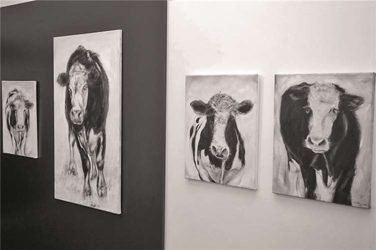 Die Kühe, von Uwe Langnickel in Schwarz-Weiß gemalt, sind überregional bekannt und beliebt.