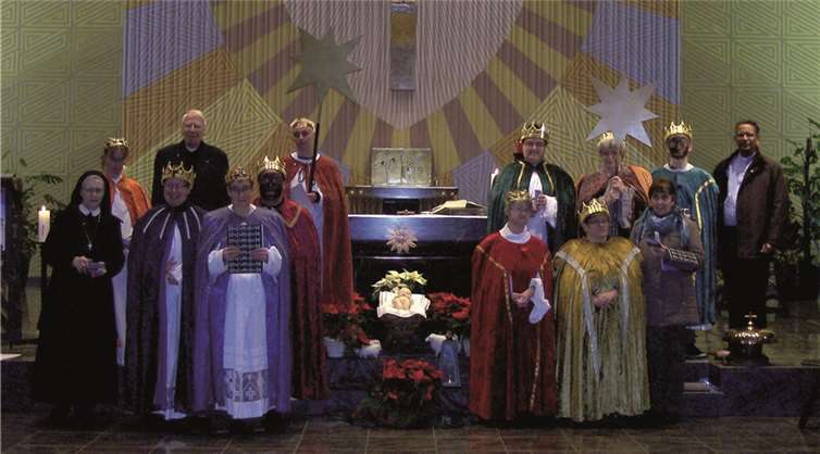 Die Kührer Hausgemeinschaft feierte mit Pater Maader und Pater Francis den Sternsingergottesdienst.privat