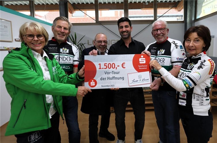 Die Kümmerer Andrea Zaborski (links), Karl-Heinz Zaborsky (2. von links), Klaus-Peter Fries (2. von rechts), Elke Castor (rechts) mit Eberhard Knorr (3. von links) und Benedikt Stollhoff (4. von links).  Foto: privat