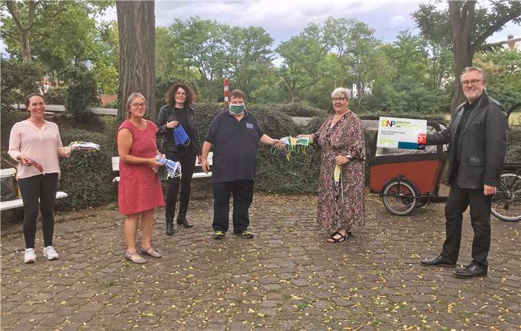 Die „Kümmerer“ Kristina Schmidt, Birgit Stupp, Heike Resch und Josef Pratzner erhielten 200 MNS-Masken von Petra Fix und Ralf Urban. Foto: privat