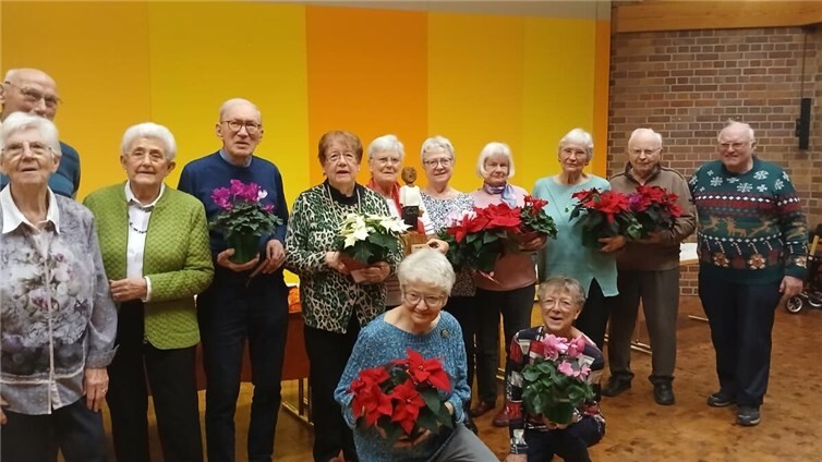 Die „Kümmerer“ aus dem Seniorenkreis „Kolping Ü60“ erhielten Weihnachtssterne als Dankeschön für ihre ehrenamtliche Arbeit. Fotos: Ulrike Schneider