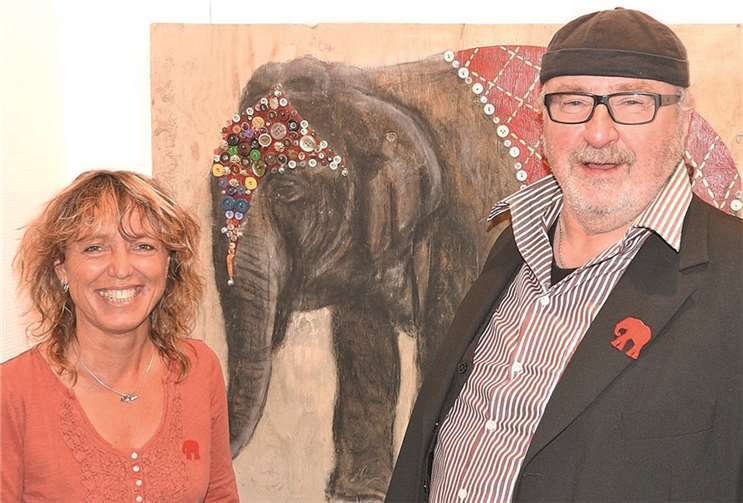 Die Künstler Christina Weise und Richard Frensch vor ihrem Gemeinschaftswerk „Indischer Elefant“.Privat