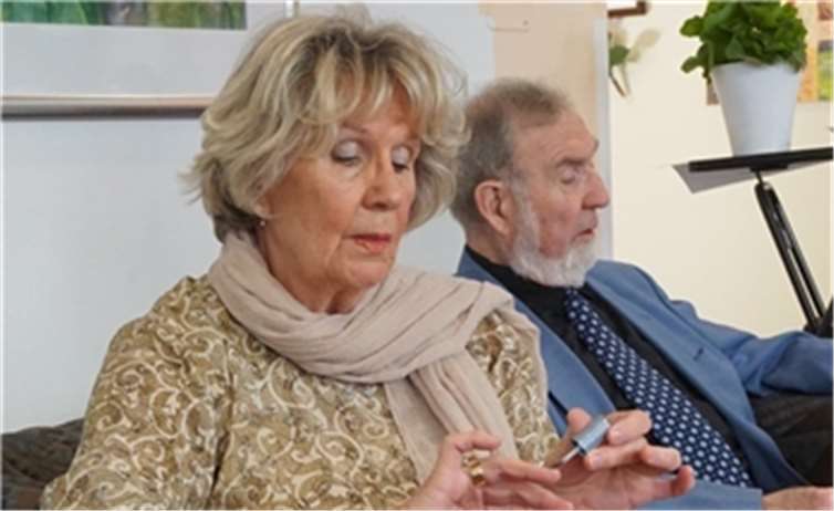 Die Künstler Renate Steinkamp und Wolfgang Lemhöfer beim Loriot-Sketch „Im Sessel“. STUKO