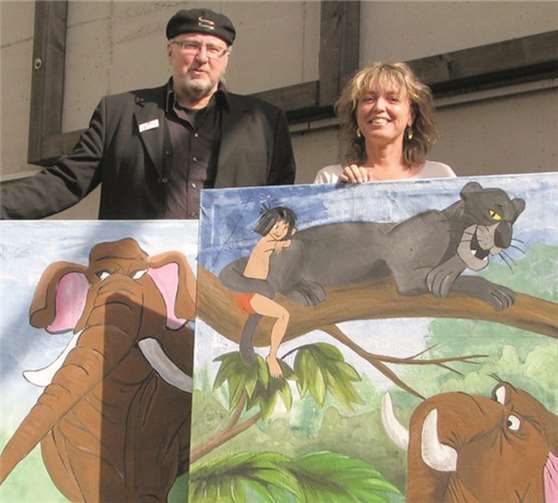 Die Künstler Richard Frensch und Christina Weise zeigen die farbenprächtigen Bilder.