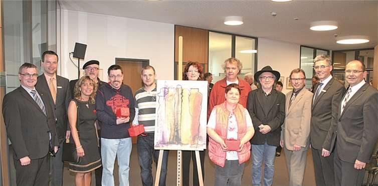 Die Künstler, Schirmherr Oberbürgermeister Treis, Verwaltungsratsvorsitzender Dr. Saftig sowie die Sparkassenvorstände, Vertreter der Caritas und der Künstlergemeinschaft Augstmühle bei der Vernissage in den Räumen der Kreissparkasse.WE