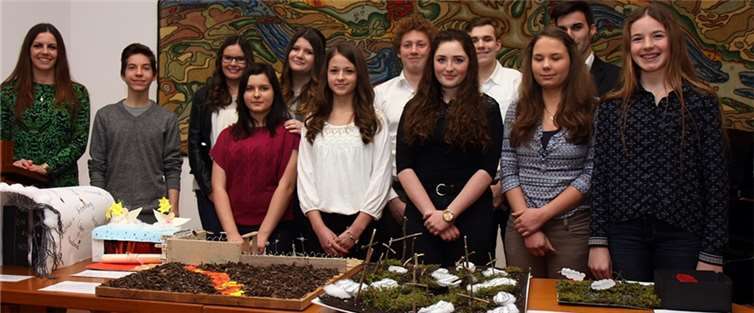 Die Künstler aus den beiden neunten Klassen der Theodissa-Realschule plus in Diez mit Religionslehrerin Sina Schmidt.