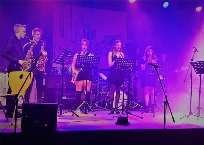 Die Künstler begeben sich musikalisch auf eine Reise rund um den Globus. Goethe-Gymnasium Bad Ems