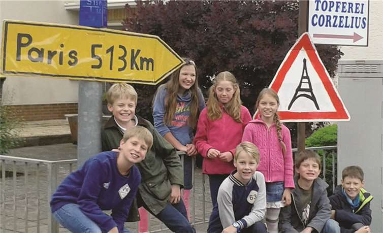 Die Künstler der Abschlussklasse 4 der Schule am Wald mit ihren Werken. privat