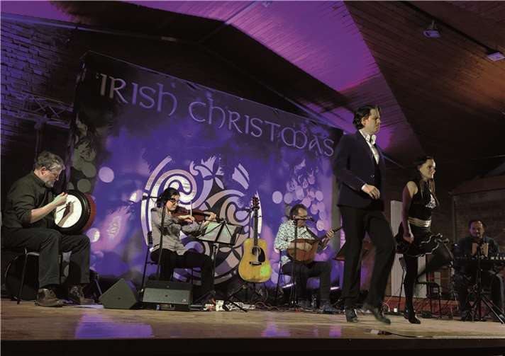 Die Künstler entführen den Zuschauer von IRISH CHRISTMAS zu den Wurzeln keltischer Weihnachtstraditionen.  Quelle: Miro Live