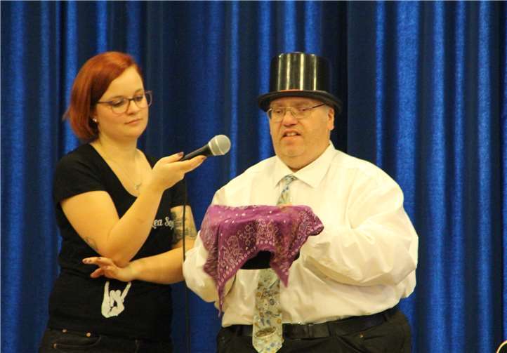 Die Künstler konnten sogar Zaubertricks vorführen. Fotos: privat