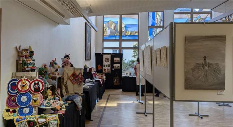Die Künstler stellen ihre Werke im Foyer und im Ratssaal der Verbandsgemeindeverwaltung aus.  Foto: Susanne Blank