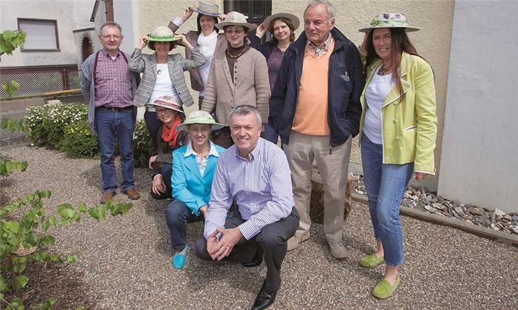 Die Künstler stellen sich mit dem Ortsbürgermeister Uwe Engel (kniend) dem Fotografen.WT