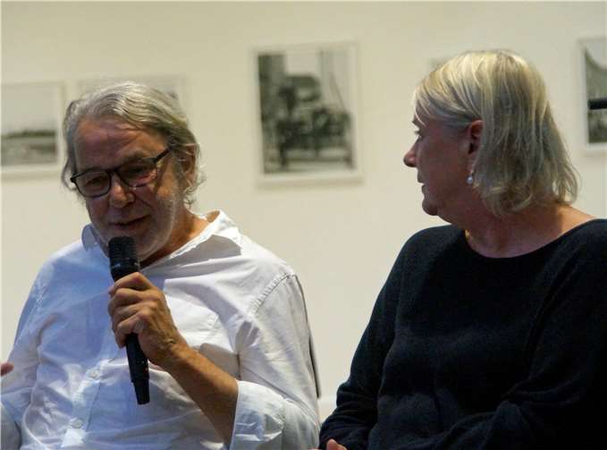 Die Künstler und Fotografen Wernerund Ute Mahler im Gespräch mit den Besuchern.