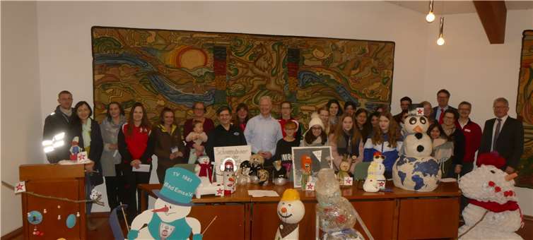 Die Künstler und Künstlerinnen, Sponsoren und natürlich die Schneemänner. Foto: MFU