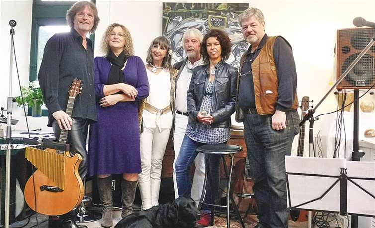 Die Künstler (von links): Ulli Herschbach, Jutta Menningen, Ayca Riedinger mit ihrem Lebensgefährten Jo Walcik, Andrea Montermann (AndyMo) und Dr. Bernhard Wiedemann.SF