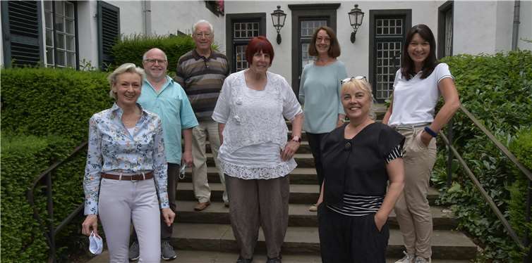 Die Künstler vor der Bibliothek: Angelika Castelli (v.li.n.re.), Dieter Breuer, Werner Mertens, Margarte Gebauer (Künstler/innen), Elisabeth Feuser-Schwickert (Bibliotheksleiterin) Antje Schlaud und Anneli Leufgens (Künstlerinnen). Foto: privat
