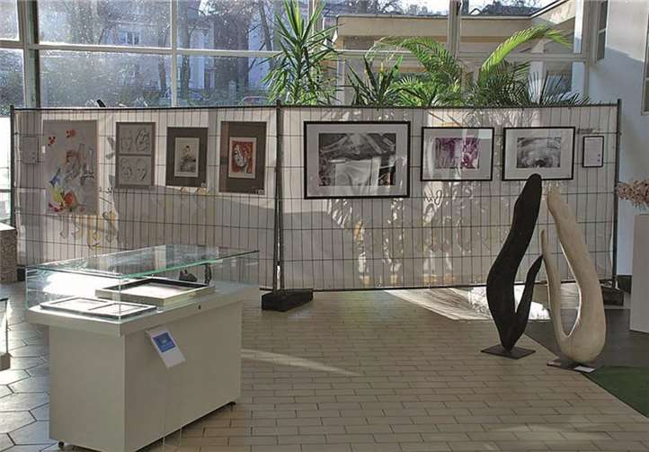 Die Künstler zeigen Skulpturen aus Holz und Stein. privat