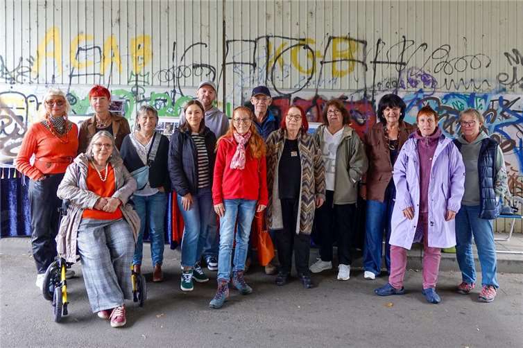 Die Künstlergruppe Kultu(h)r und ihre Gastaussteller bei ihrer vierten Ausstellung in Irlich am 21. September 2025 – trotz Regen ein voller Erfolg.  Foto: Wilhelm Döbbeler