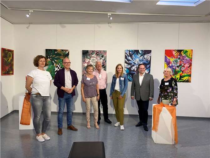 Die Künstlergruppe „Montagsmaler“ und Künstlerin Hannelore Herbst mit der Leiterin der Familienbildungsstätte Isa Emmerich, Oberbürgermeister Dirk Meid und dem Kreisbeigeordneten Pascal Badziong. Foto: Julia Velten/Stadt Mayen