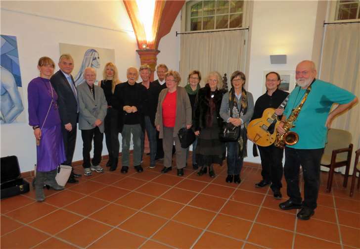 Die Künstlergruppe Pellenz mit den Akteuren der Vernissage.Foto: MKA