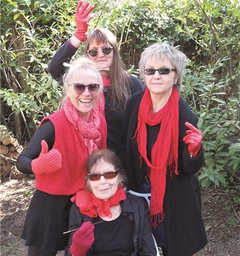 Die Künstlergruppe art.ista bespielt an zwei Wochenenden den Garten von Monika Clever. privat