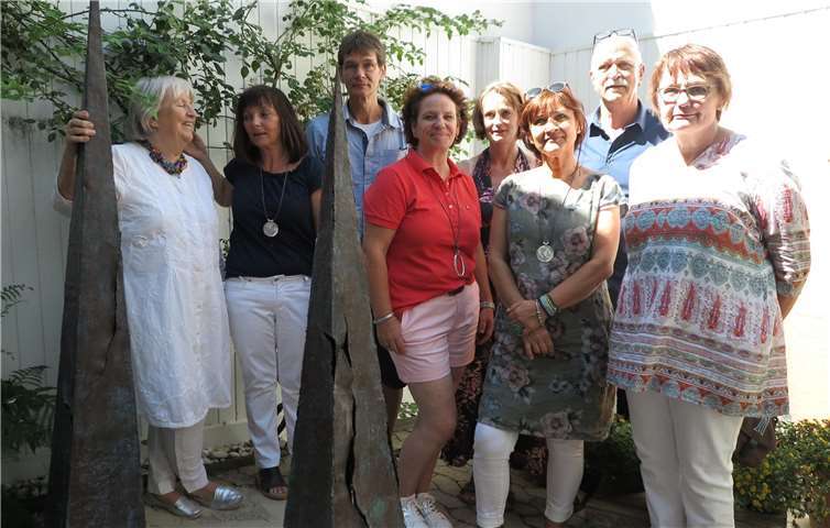 Die Künstlergruppe um Margret Zimpel (li.), Manuela Damian (2.v.li.) und Alexandra Kolster (Mitte). Gemeinde Wachtberg/mm