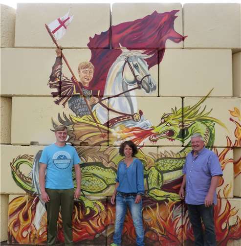 Die Künstlerin AndyMo (mittig) portraitierte die Familie Gary Blackburns (re.) und erschuf ein riesiges Kunstwerk.Foto: Baumdienst Siebengebirge