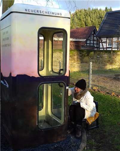 Die Künstlerin Anette Lohr bei den Abschlussarbeiten an der Bücherzelle. Privat