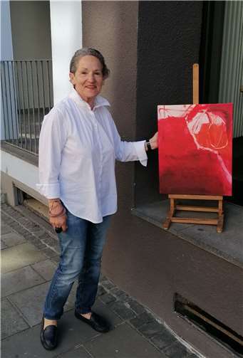 Die Künstlerin Anne Geisler mit ihrem Bild, das zum Titelbild der diesjährigen Kulturtage gewählt wurde. Foto: privat