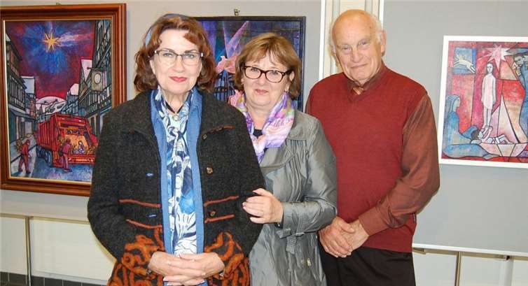 Die Künstlerin Beate Heinen mit den Organisatoren ihrer Ausstellung Brigitte Kiblitzky und Friedhelm Link vom Bad Breisiger Literaturkreis.FA