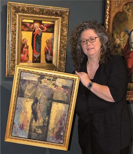 Die Künstlerin Eva Enders mit ihrem „Vatikanbild“ vor dem Original von Josef Anton Nikolaus Settegast, das in der Dauerausstellung des Mittelrhein-Museums hängt.Isa Steinhäuser