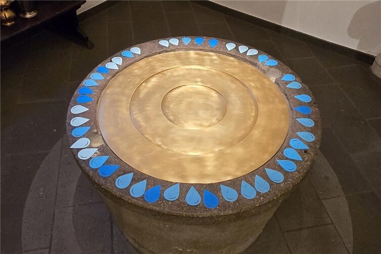 Die Künstlerin Frau von der Stein zeichnete sich verantwortlich für die künstlerische Neugestaltung des Taufsteins.