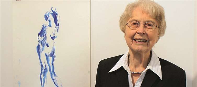 Die Künstlerin Ilse Borchert in der Galerie.privat