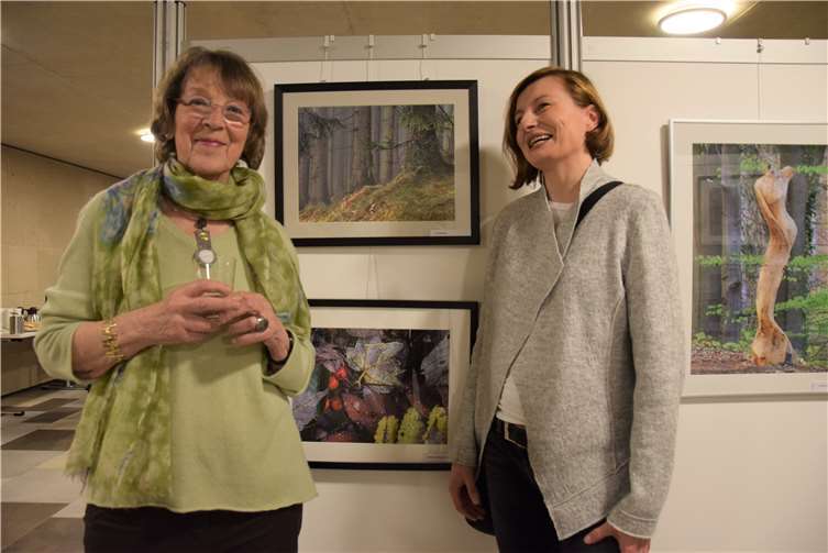 Die Künstlerin Inge Hardy führt ihre Gäste durch die Ausstellung.