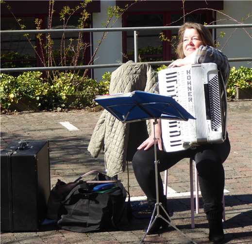 Die Künstlerin Maren Mallow erfreute die Bewohner der Senioren-Residenz mit ihrer Musik. Foto: privat