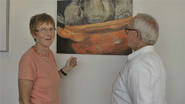 Die Künstlerin Margot Weiss erklärt ihre Maltechnik.