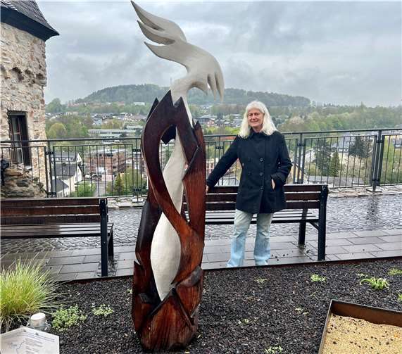 Die Künstlerin Simone Carole Levy mit ihrer Skulptur „Erneuerung“ auf dem Karoline-Kahn-Platz in Montabaur. Foto: VG Montabaur